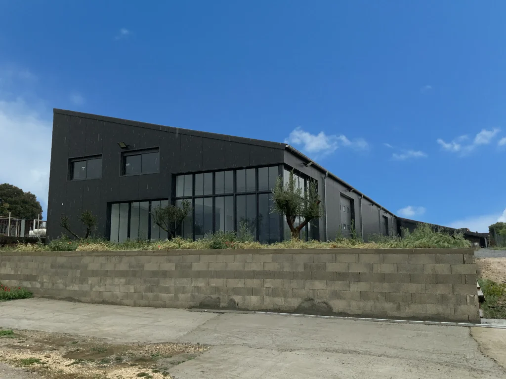 charpente metallique galvanisee monopente artisanale uniservice scaled