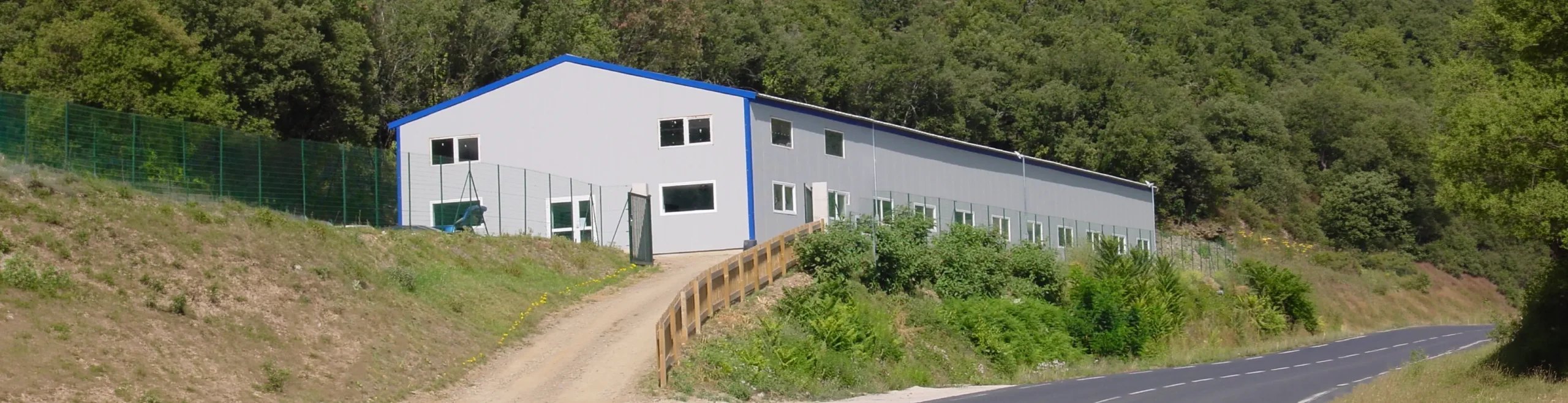 batiment industriel galvanise isole