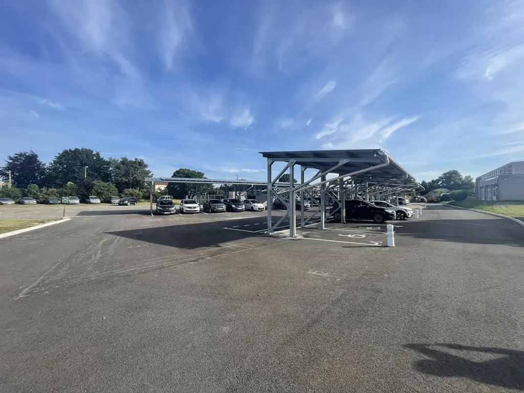 ombrieres photovoltaïque galvanisée pour une voiture